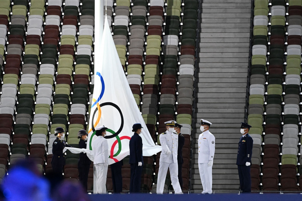 Bendera Olimpiade diturunkan saat upacara penutupan Olimpiade Tokyo 2020.