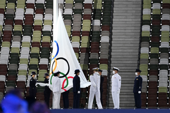 Bendera Olimpiade diturunkan saat upacara penutupan Olimpiade Tokyo 2020.