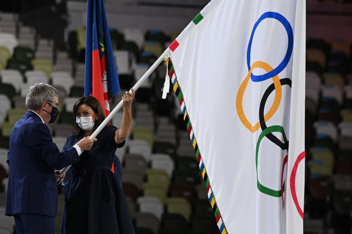 Bendera olimpiade diberikan oleh Gubernur Tokyo, Yuriko Koike, kepada presiden IOC, Thomas Bach, lalu diserahkan kepada Wali Kota Paris, Anne Hidalgo, selaku tuan rumah olimpiade 2024. Pada saat bersamaan, lagu kebangsaan Prancis dilantunkan oleh para pemain orkestra.