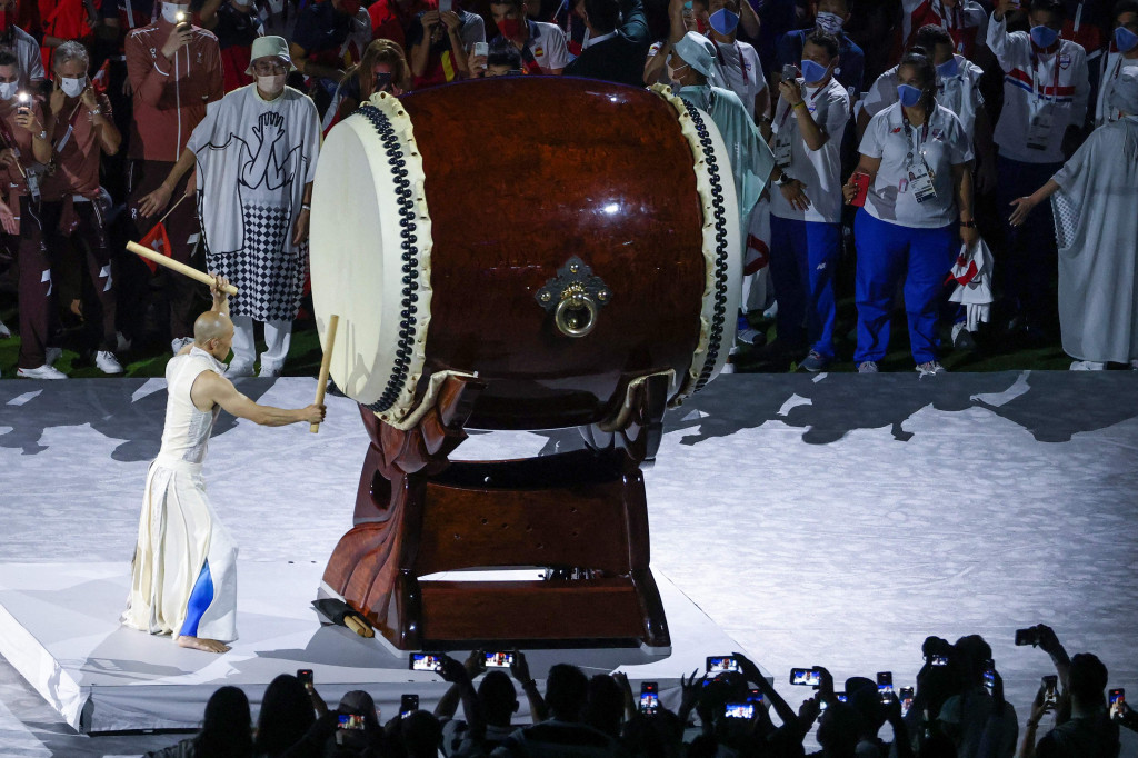 Seorang penampil memainkan genderang tradisional Jepang yaitu Taiko saat upacara penutupan Olimpiade Tokyo 2020, di Stadion Olimpiade Tokyo, Jepang.