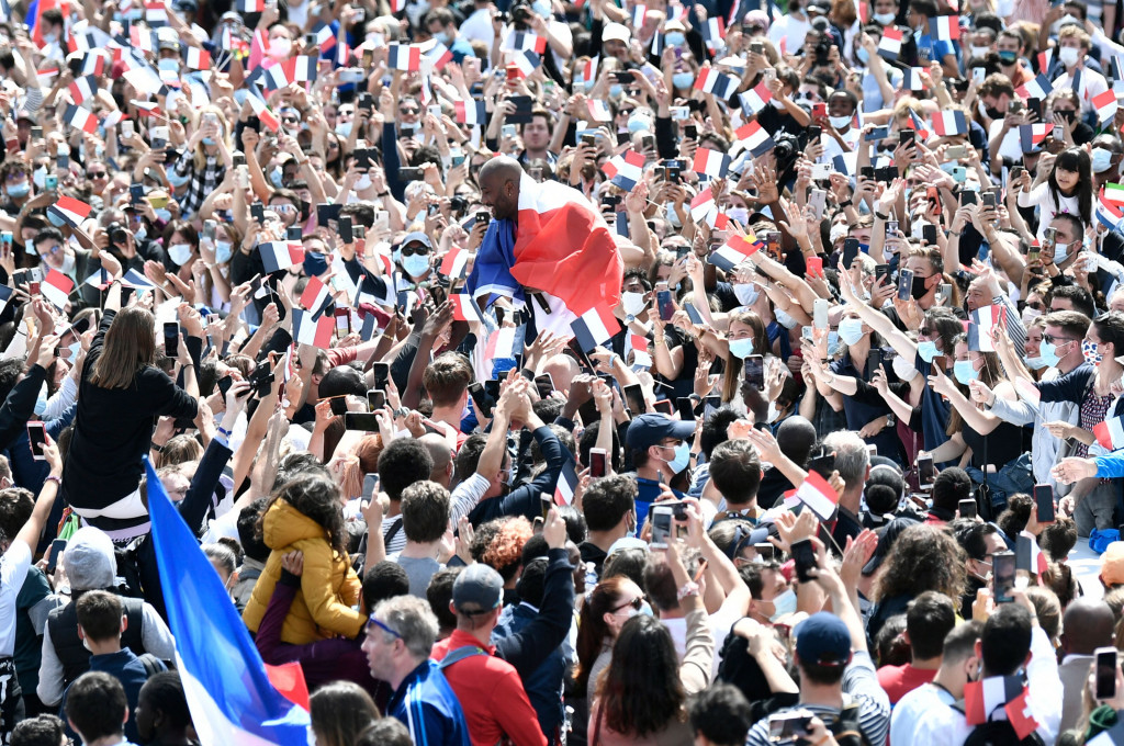 Musik pop bergema saat peraih medali Tokyo Teddy Riner dan Clarisse Agbegnenou berada di atas panggung.