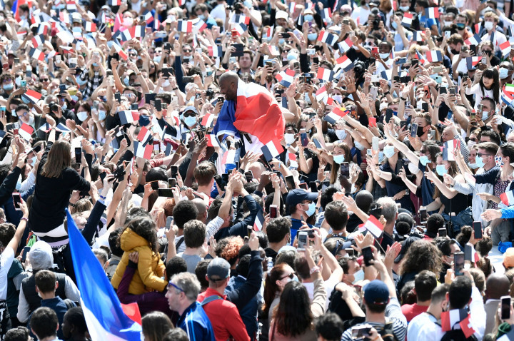 Musik pop bergema saat peraih medali Tokyo Teddy Riner dan Clarisse Agbegnenou berada di atas panggung.