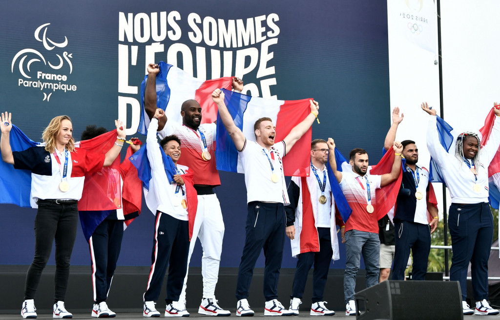 Peraih medali tim Judo Olimpiade Prancis (dari kiri) Margaux Pinot, Sarah-Leonie Cysique, Amandine Buchard, Teddy Riner, Axel Clerget, Kilian le Blouch, Alexandre Iddir, Guillaume Chaine, dan Romane Dicko, hadir di atas panggung saat mereka kembali dari Tokyo Olimpiade 2020, di Trocadero, di depan Menara Eiffel, Minggu, 8 Agustus 2021.
