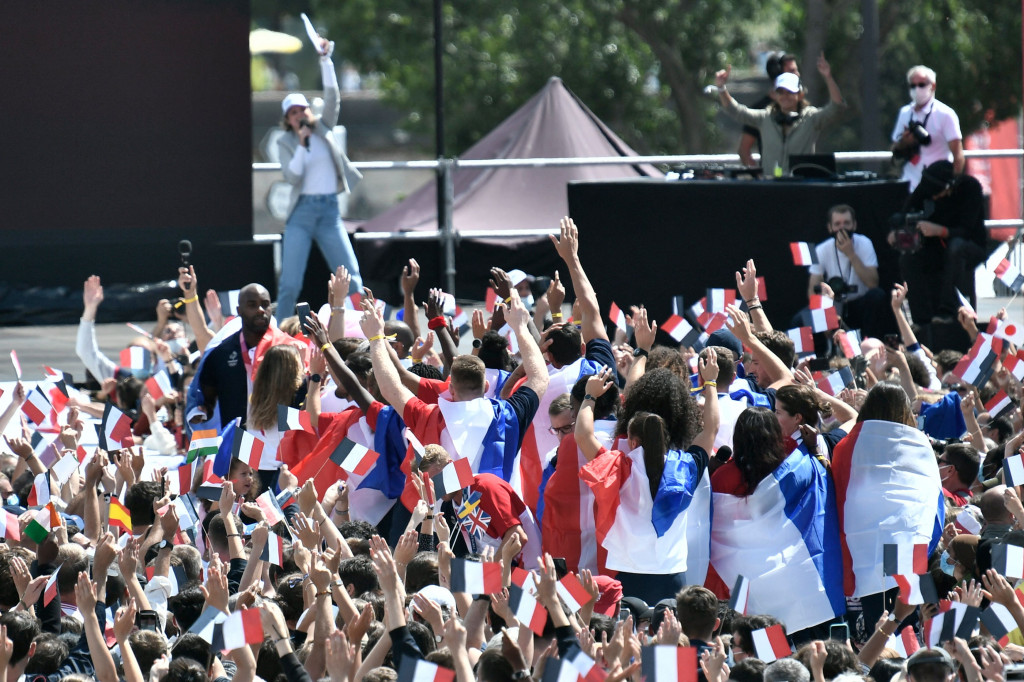 Warga yang datang ke publik zona penggemar hanya warga yang menunjukkan sertifikat vaksinasi atau tes Covid-19 yang menunjukkan negatif.