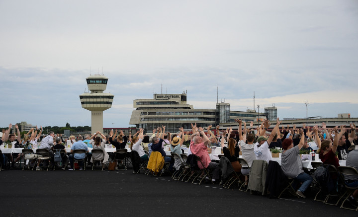 Sekitar 3.000 warga Berlin merayakan acara 