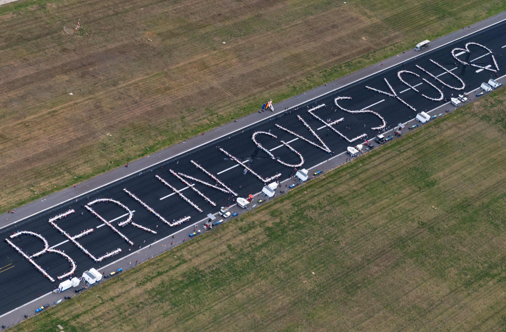 Pemandangan udara dari helikopter menunjukkan meja-meja yang ditata dalam bentuk pesan bertuliskan 'Berlin Loves You' saat 3.000 warga menghadiri acara 