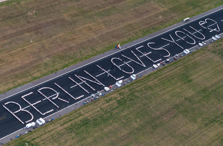 Pemandangan udara dari helikopter menunjukkan meja-meja yang ditata dalam bentuk pesan bertuliskan 'Berlin Loves You' saat 3.000 warga menghadiri acara 