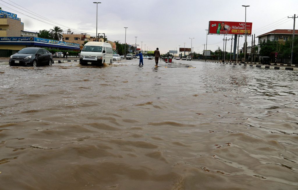 Mobil melaju di sepanjang jalan yang banjir di Khartoum setelah hujan lebat turun di ibu kota Sudan dan hampir melumpuhkan lalu lintas, pada 8 Agustus 2021.