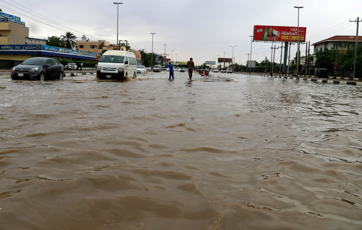 Mobil melaju di sepanjang jalan yang banjir di Khartoum setelah hujan lebat turun di ibu kota Sudan dan hampir melumpuhkan lalu lintas, pada 8 Agustus 2021.