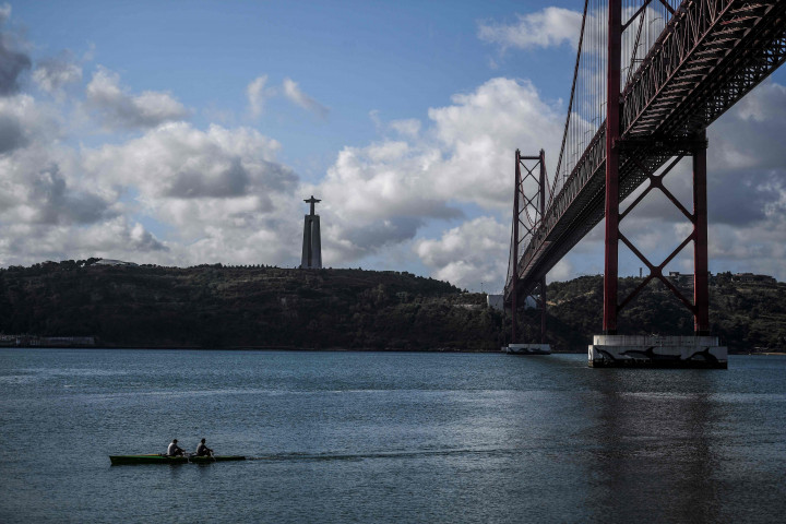 Lalu lintas air yang berkurang akibat pandemi membuat ekosistem di Sungai Tagus kembali ramah untuk lumba-lumba.