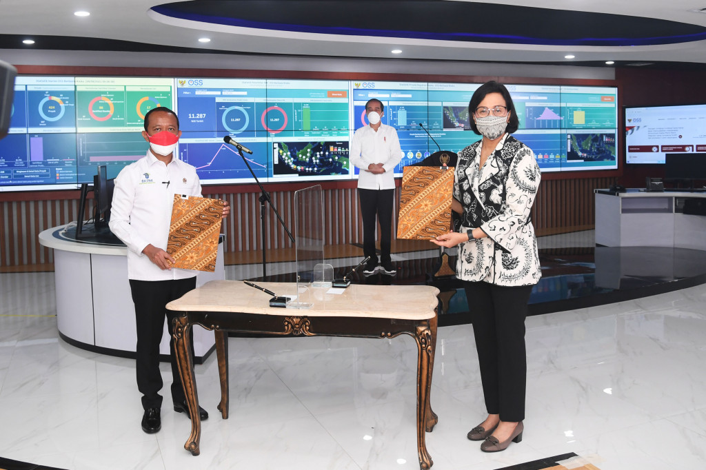 Dalam acara tersebut, Presiden tampak didampingi oleh Menteri Investasi/Kepala BKPM Bahlil Lahadalia dan Menteri Keuangan Sri Mulyani Indrawati.