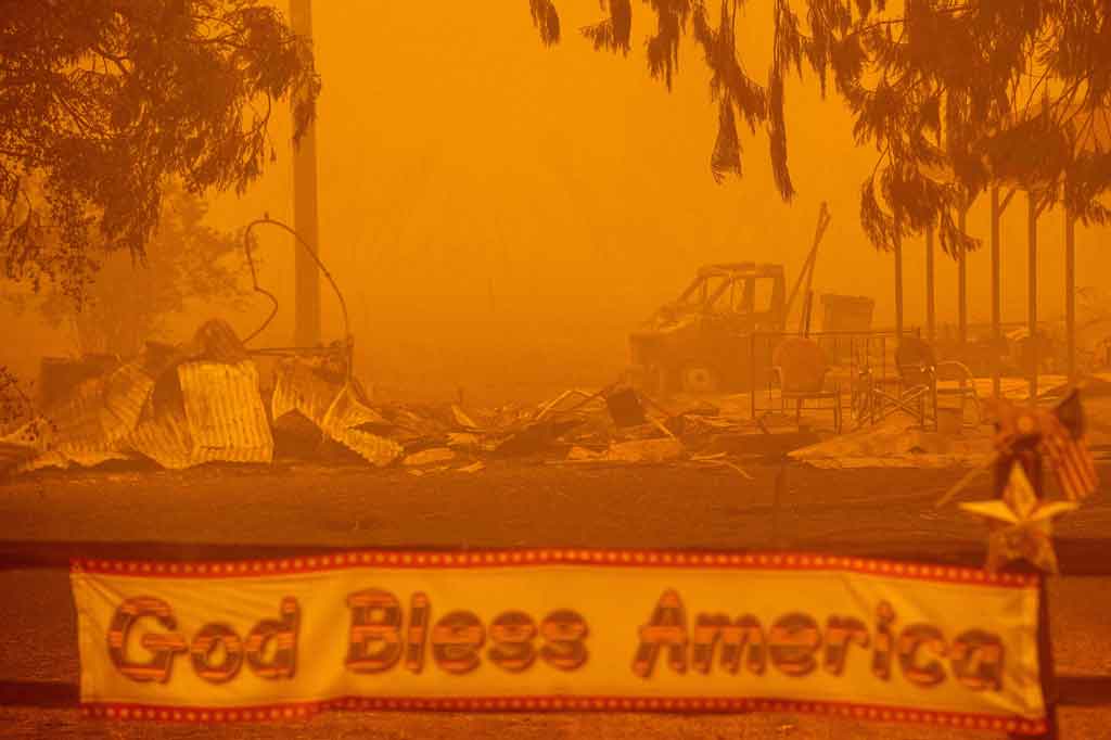 Hingga Minggu waktu setempat, kebakaran itu telah memusnahkan 463.477 hektare, naik dari hari sebelumnya 447.723 hektare. Itu mencakup area yang lebih besar dari Los Angeles.