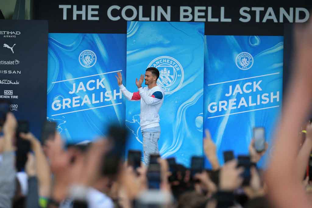 Gelandang baru Manchester City Jack Grealish secara resmi diperkenalkan di depan publik di Stadion Etihad, Senin, 9 Agustus 2021 waktu setempat. Puluhan penggemar hadir pada acara tersebut.
