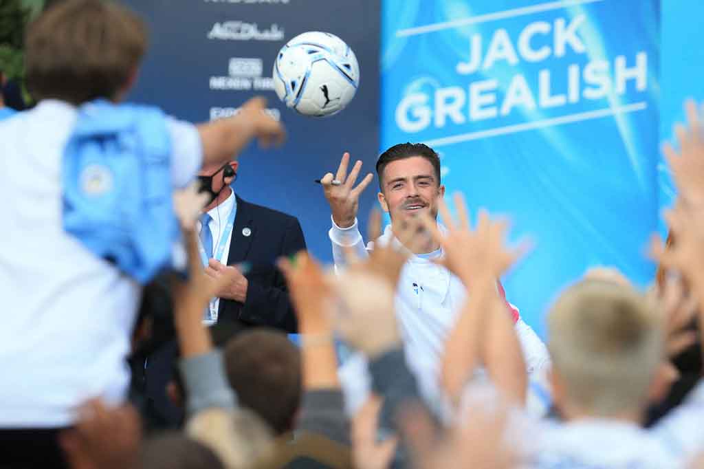 City telah merampungkan transfer gelandang timnas Inggris, Jack Grealish dari Aston Villa dengan kontrak enam tahun. Grealish menjadi pemain termahal Liga Inggris setelah City menebus klausul rilisnya senilai 100 juta poundsterling (sekitar Rp2 triliun