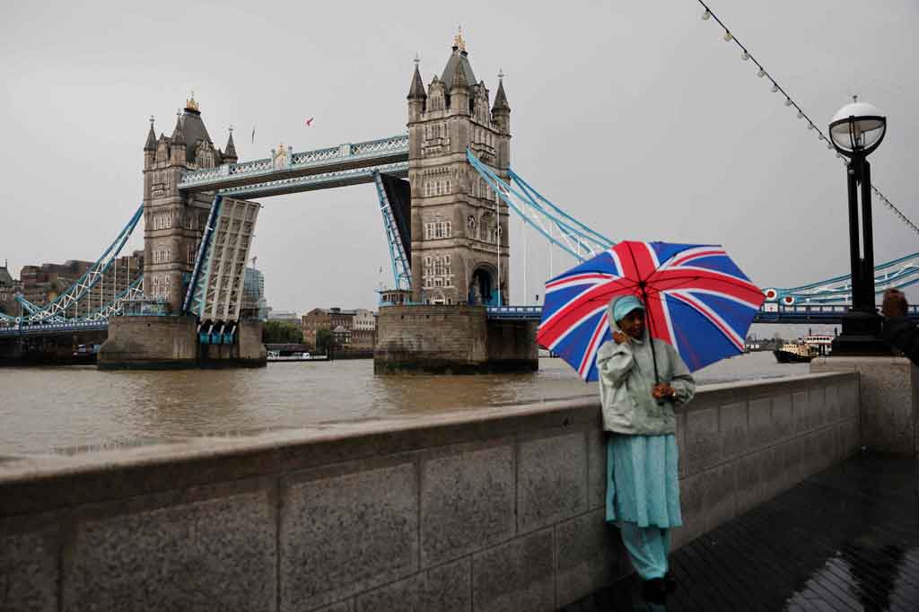 Dua bagian jembatan telah mengarah ke langit sejak tengah hari pada hari Senin, 9 Agustus 2021 ketika akan dibuka untuk dilewati kapal kayu tinggi, Kapal Layar Tenacious, sesuai dengan jadwal jembatan.