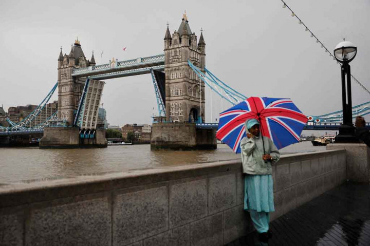 Dua bagian jembatan telah mengarah ke langit sejak tengah hari pada hari Senin, 9 Agustus 2021 ketika akan dibuka untuk dilewati kapal kayu tinggi, Kapal Layar Tenacious, sesuai dengan jadwal jembatan.