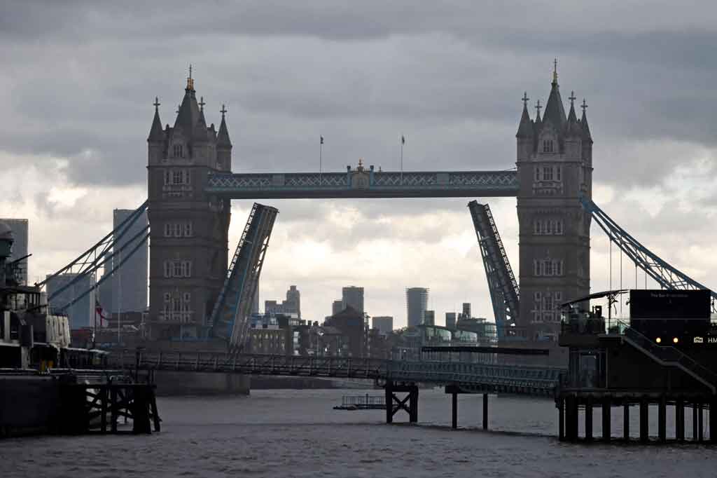 Ini adalah kedua kalinya dalam setahun jembatan, salah satu fitur paling terkenal dari cakrawala London, macet. Pada Agustus 2020, jembatan macet lebih dari satu jam, menyebabkan lalu lintas macet di daerah sekitarnya.