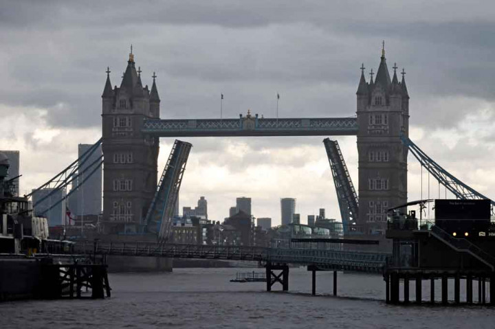 Ini adalah kedua kalinya dalam setahun jembatan, salah satu fitur paling terkenal dari cakrawala London, macet. Pada Agustus 2020, jembatan macet lebih dari satu jam, menyebabkan lalu lintas macet di daerah sekitarnya.