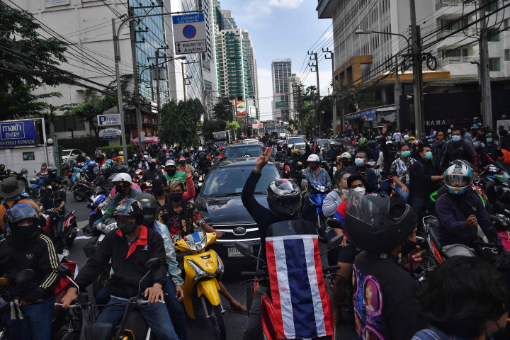 Setidaknya 11 pemimpin gerakan protes anti pemerintah Thailand telah ditahan. Pihak berwenang Thailand juga mengerahkan ratusan polisi menjelang demonstrasi pada Selasa, 10 Agustus 2021, yang melibatkan konvoi mobil yang berkumpul di pusat kota Bangkok.