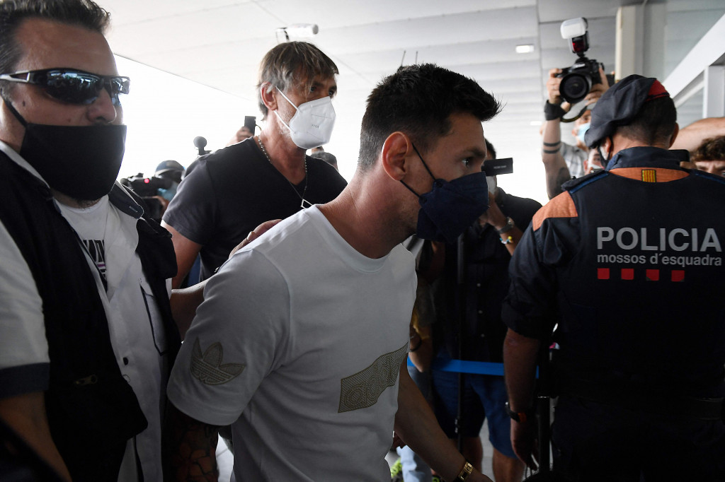 Lionel Messi sendiri sudah tiba di Bandara Barcelona, untuk segera terbang ke Paris. 