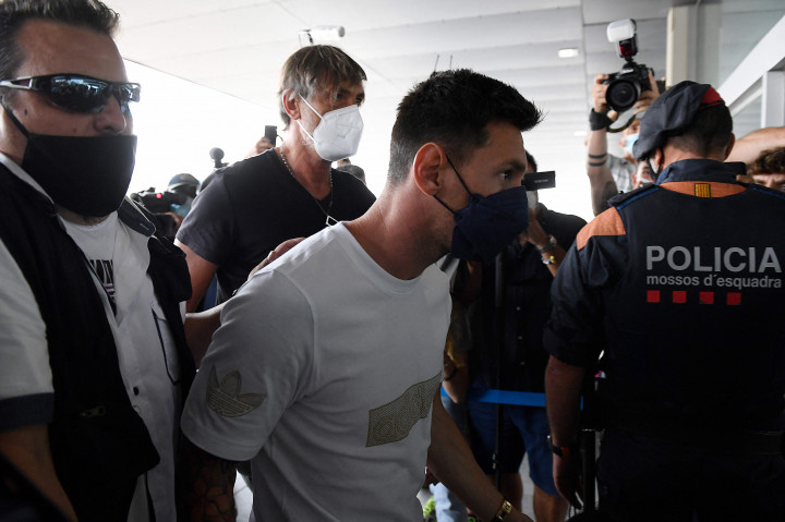 Lionel Messi sendiri sudah tiba di Bandara Barcelona, untuk segera terbang ke Paris. 