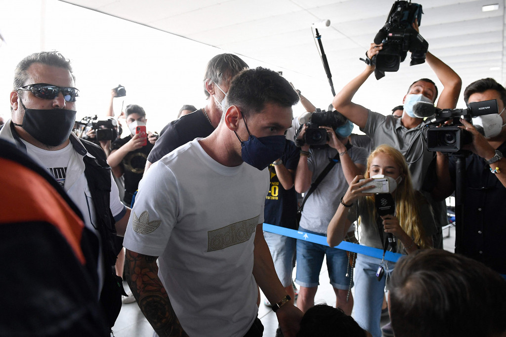 Bintang Argentina yang baru saja meninggalkan Barcelona, Lionel Messi, sudah sepakat dengan isi kontrak yang ditawarkan Paris Saint-Germain (PSG).