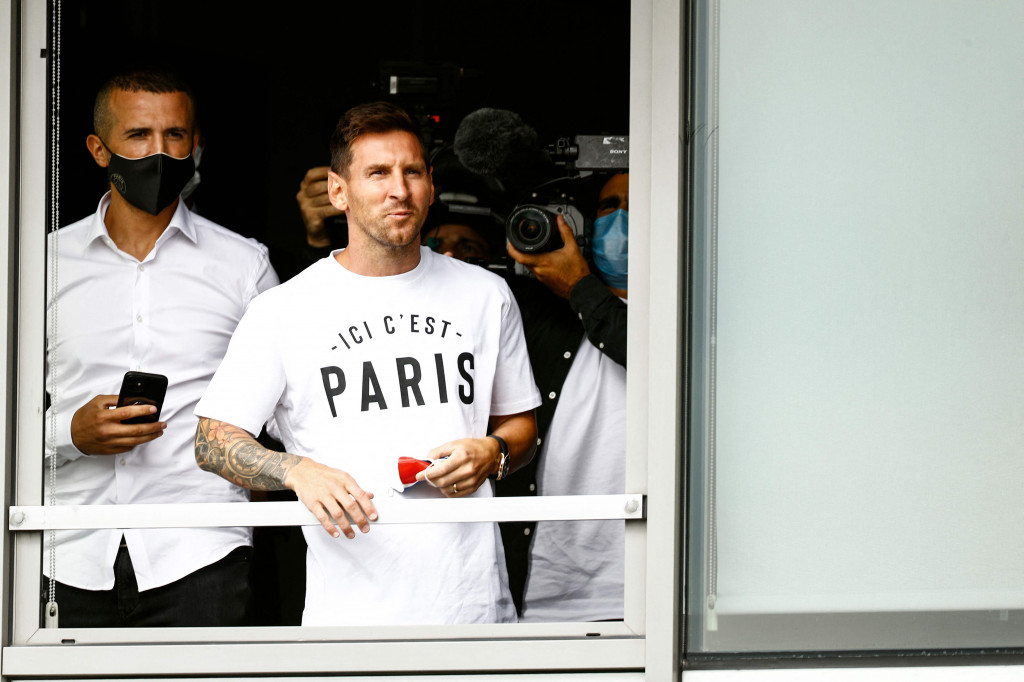 Lionel Messi tiba di Bandara Le Bourget, Paris, Prancis, Selasa, 10 Agustus 2021.