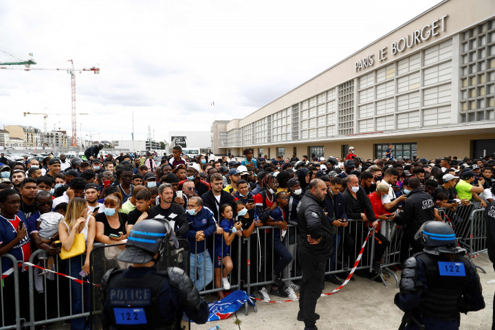 Banyak dari mereka sudah berkali-kali datang sejak tiga hari lalu, begitu kabar soal rencana bergabung dengan PSG muncul. 