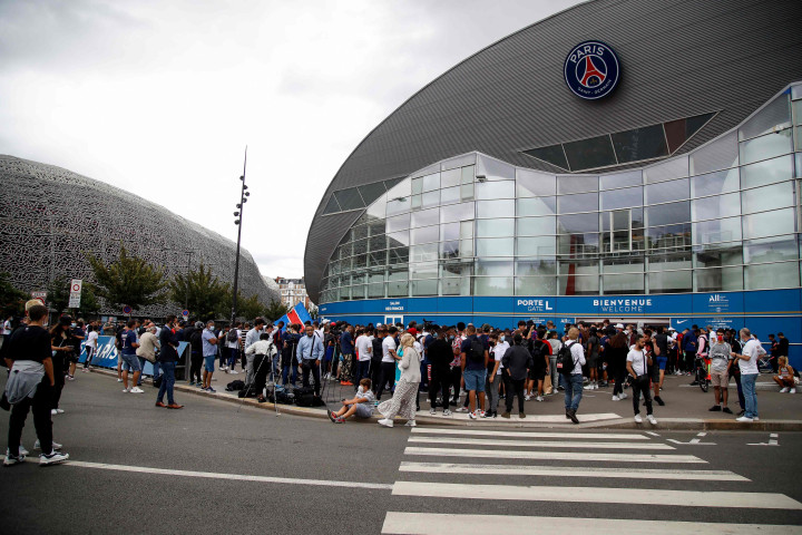 Beberapa suporter lain juga sudah menunggu Messi di Stadion Parc des Princes.
