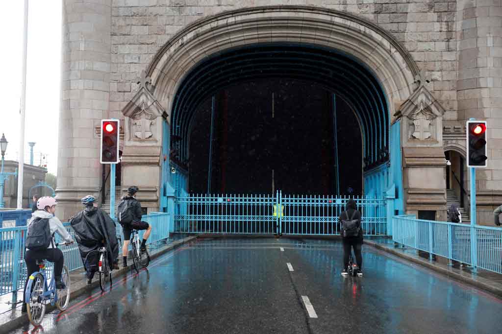 Tower Bridge London masih terbuka hingga Selasa, 10 Agustus 2021 pagi setempat, sehari setelah mengalami masalah teknis sehingga jembatan yang dibangun abad ke-19 tersebut tidak dapat dilalui.
