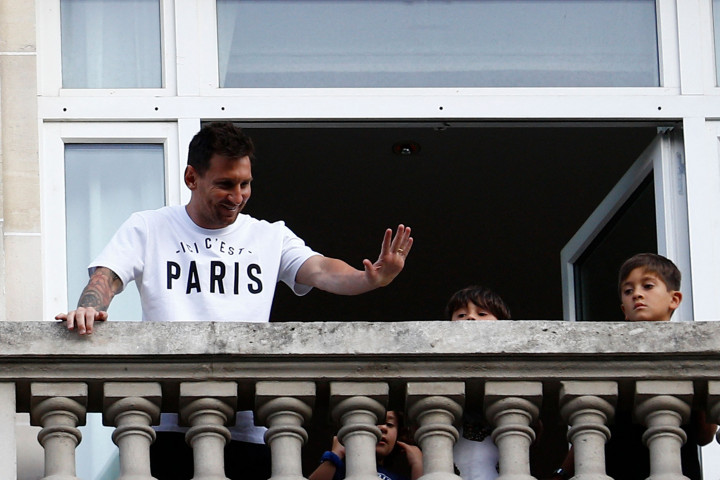 Saat tiba di hotel, Messi bersama sang istri Antonella Roccuzzo dan ketiga anaknya, Thiago, Ciro, dan Mareo terlihat menyapa para fans yang sudah menantinya dari balkon hotel.