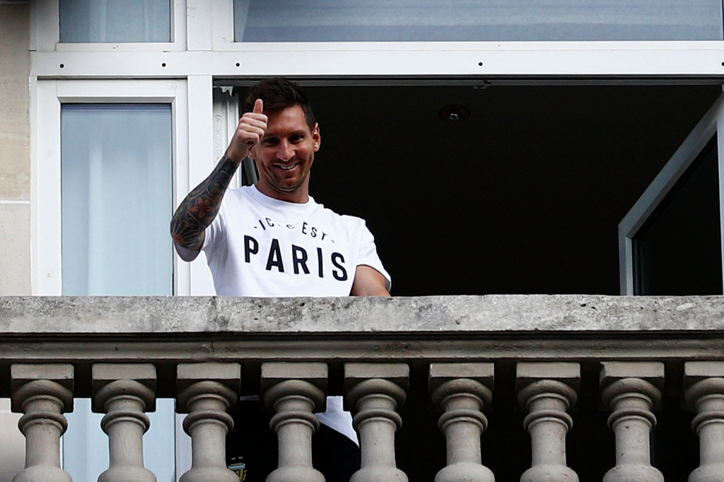 Lionel Messi saat menyapa para fans dari balkon hotelnya di paris, Selasa, 10 Agustus 2021.