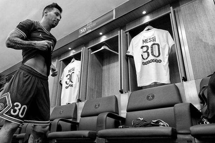 Kapten timnas Argentina itu sebelumnya sudah pernah menggunakan nomor punggung 30 selama dua musim di Barcelona. Nomor 30 bahkan bisa dikatakan spesial dalam karier Lionel Messi. 