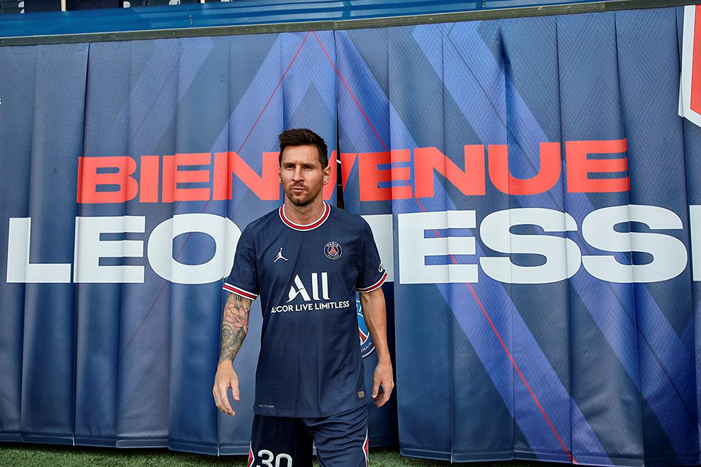 Messi menjadi pemain keenam yang didatangkan PSG pada bursa musim panas ini. Les Parisiens sebelumnya sudah merekrut Achraf Hakimi, Danilo Perreira, Georginio Wijnaldum, Sergio Ramos dan Gianluigi Donnarumma.
