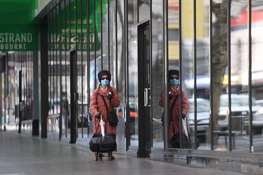 Penambahan kasus Covid-19 yang tinggi masih terus terjadi di Kota Melbourne, negara bagian Victoria, Australia. Akibatnya, 5 juta penduduk Melbourne terpaksa harus terus menjalani lockdown hingga satu pekan ke depan.