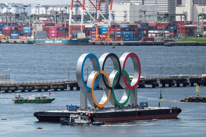 Kapal bersiap untuk menarik cincin Olimpiade saat dipindahkan dari area tepi laut di Taman laut Odaiba setelah Olimpiade Musim Panas 2020 berakhir pada 8 Agustus di Tokyo, Rabu, 11 Agustus 2021.