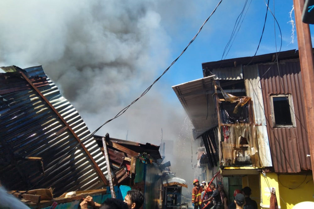 Kebakaran terjadi di kawasan permukiman padat penduduk, Kampung Lepping, Lorong 1, 2, 3, Jalan Muhammad Tahir, Kelurahan Jongaya, Kecamatan Tamalate, Kota Makassar, Sulawesi Selatan, Rabu, 11 Agustus 2021, menghanguskan 110 rumah warga setempat.