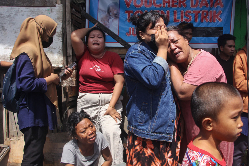 Warga berduka setelah kebakaran memusnahkan lebih dari 100 rumah di permukiman padat di Makassar, Sulawesi Selatan pada 11 Agustus 2021.