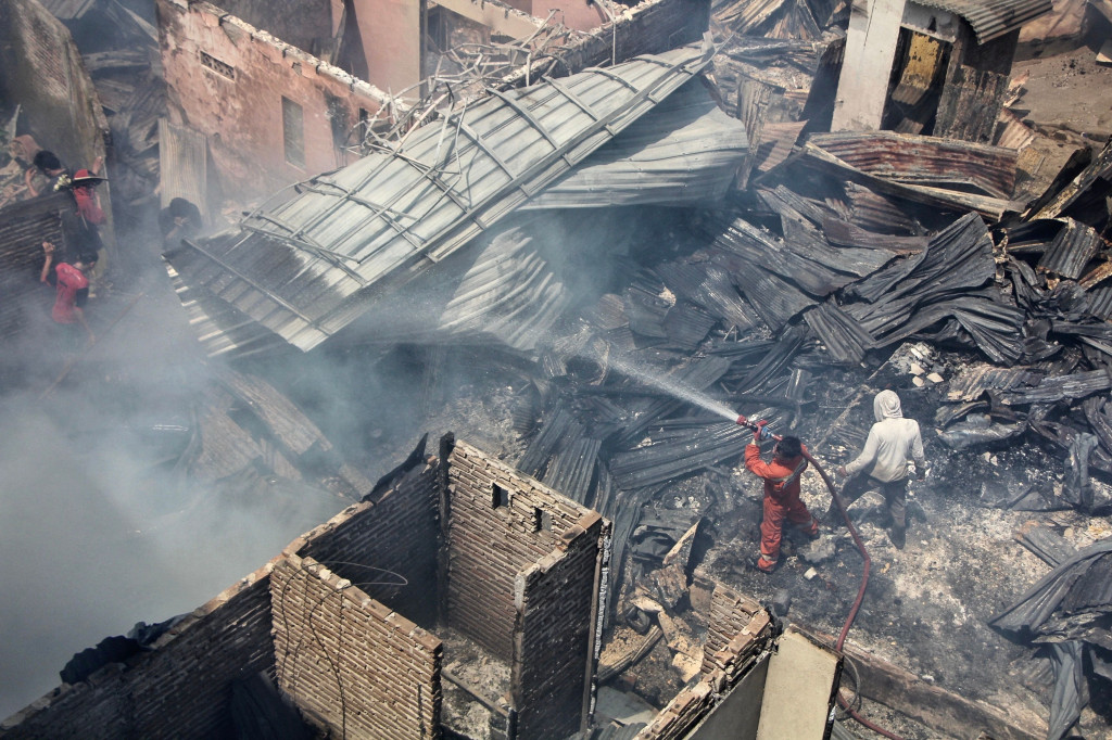 Armada pemadam kebakaran menurunkan 22 armada serta 95 personil untuk bisa memadamkan api. Termasuk ada batuan dari Datasemen A Polda Sulsel untuk memadamkan api. 
