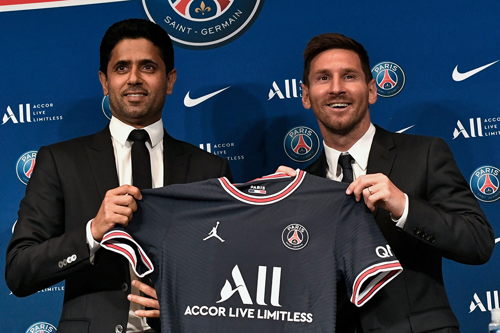 Dalam sesi konferensi pers tersebut, Messi mengenakan jas hitam. Di akhir acara, Messi dan Presiden Nasser Al-Khelaifi memamerkan kostum PSG milik Messi bernomor punggung 30.