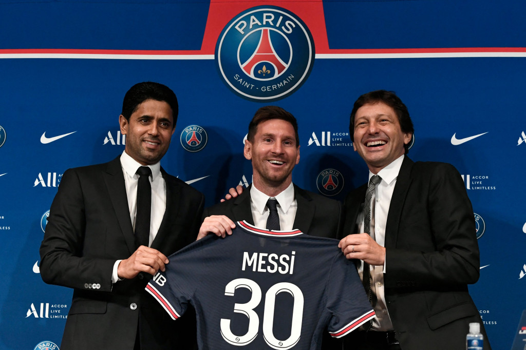 Presiden Paris Saint-Germain Nasser Al-Khelaifi (kiri) dan Direktur Olahraga Paris Saint-Germain Leonardo Nascimento de Araujo (kanan) berpose bersama pemain sepak bola Argentina Lionel Messi (tengah) saat ia mengangkat kaus nomor 30 miliknya seusai konferensi pers di stadion klub sepak bola Prancis Paris Saint-Germain (PSG) Parc des Princes di Paris pada 11 Agustus 2021.