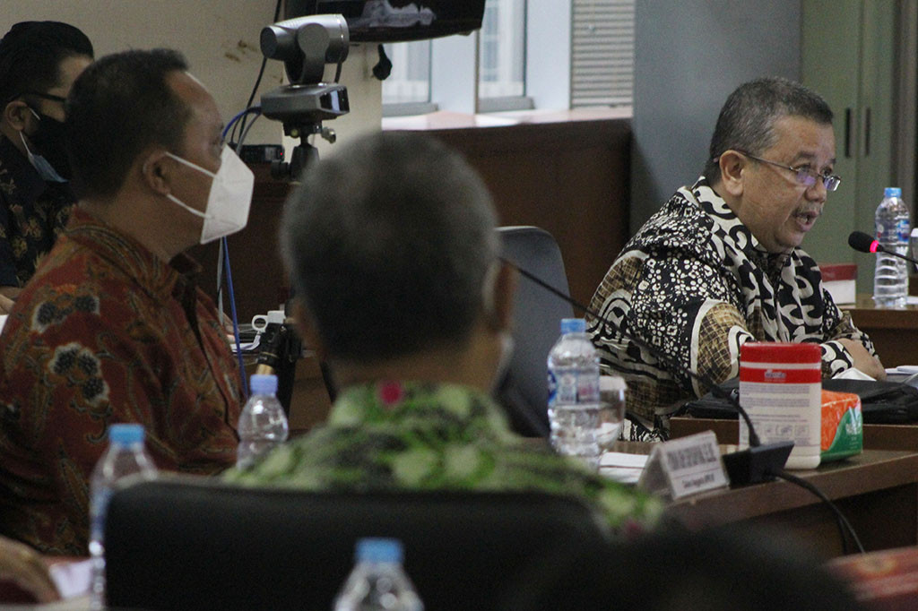 Calon Anggota Badan Pemeriksa Keuangan (BPL) RI Hari Z Soeratin (kanan) dan Nyoman Adhi Sryadnyana (kiri) memaparkan materi misi dan visi saat mengikuti Fit and Proper Tes (uji kelayakan dan kepatutan) untuk menjadi anggota BPK RI dari usulan Dewan Operwakilan daerah (DPD) RI diu Gedung DPD, Komplek Parlemen Senayan, Jakarta, Rabu, 11 Agustus 2021.