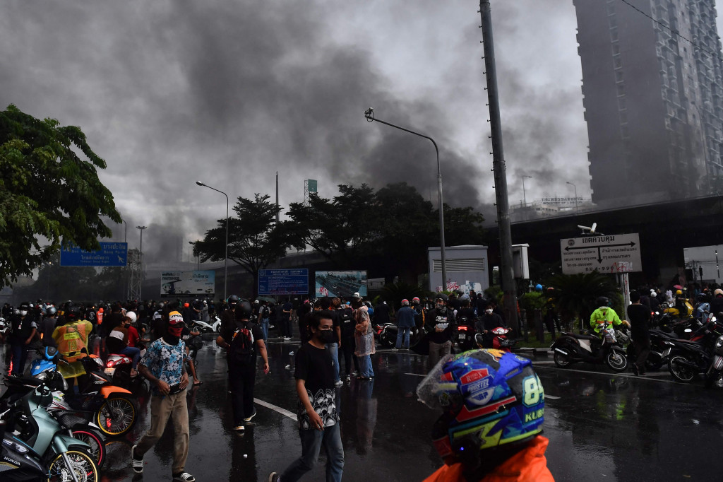 Polisi Thailand menggunakan peluru karet terhadap para pengunjuk rasa, yang dua hari berturut-turut ini menggelar aksi demo di Bangkok, ibu kota Thailand, Rabu, 11 Agustus 2021. Dalam aksinya, para demonstran berunjuk rasa menentang pemerintah dan penanganannya terhadap krisis virus korona.