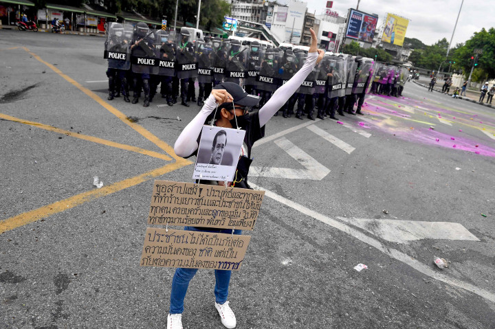 Aksi demo digelar saat Thailand mencoba untuk mengendalikan wabah covid-19 terburuknya sejauh ini, dengan lebih dari 21.000 kasus baru diumumkan pada hari ini.