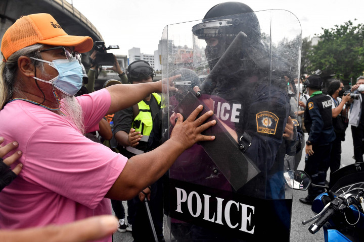 Dilansir AFP, Rabu, 11 Agustus 2021, sekitar 150 demonstran berkumpul di persimpangan utama Monumen Kemenangan Bangkok pada Rabu sore. Mereka berniat untuk berbaris ke kediaman Prayut.