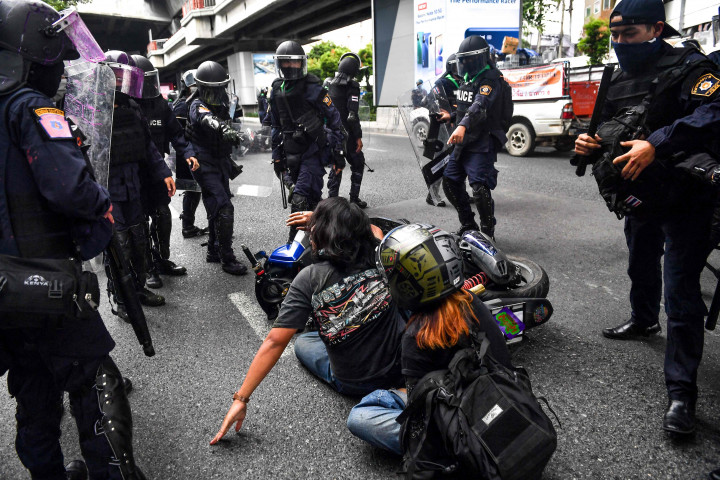 Namun, para demonstran tersebut dengan cepat membubarkan diri ketika polisi anti huru-hara bergerak dan menangkap setidaknya dua demonstran.