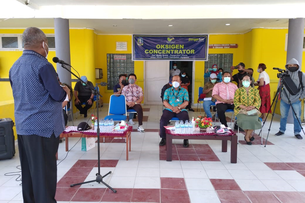 Bantuan mesin oksigen konsentrator diterima langsung Bupati Kabupaten Jayapura, Mathius Awoitauw, di RSUD Yowari, Jayapura, Papua.