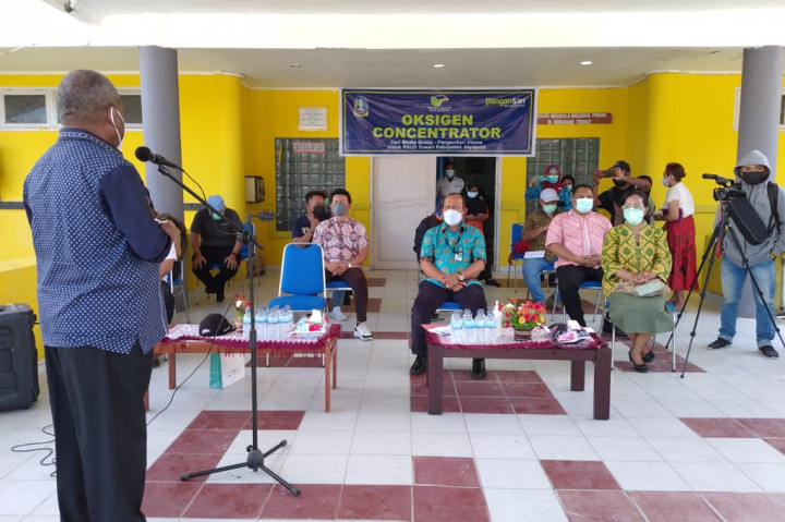 Bantuan mesin oksigen konsentrator diterima langsung Bupati Kabupaten Jayapura, Mathius Awoitauw, di RSUD Yowari, Jayapura, Papua.