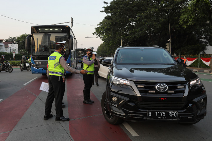 Kebijakan ganjil genap diberlakukan selama lima hari, terhitung 12-16 Agustus 2021, dan tidak berlaku untuk kendaraan roda dua atau sepeda motor.