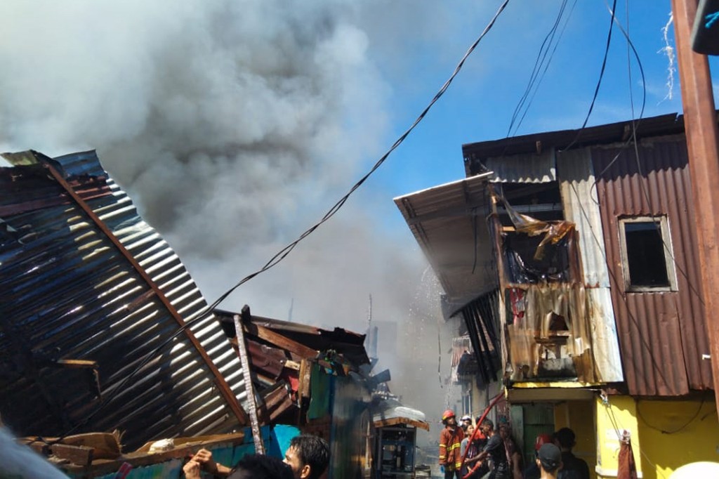 Kebakaran terjadi di kawasan permukiman padat penduduk, Kampung Lepping, Lorong 1, 2, 3, Jalan Muhammad Tahir, Kelurahan Jongaya, Kecamatan Tamalate, Kota Makassar, Sulawesi Selatan, Rabu, 11 Agustus 2021, menghanguskan 110 rumah warga setempat.